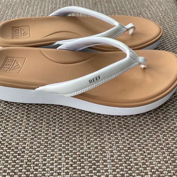 Women’s tan Reef flip flops,9. - Picture 9 of 10